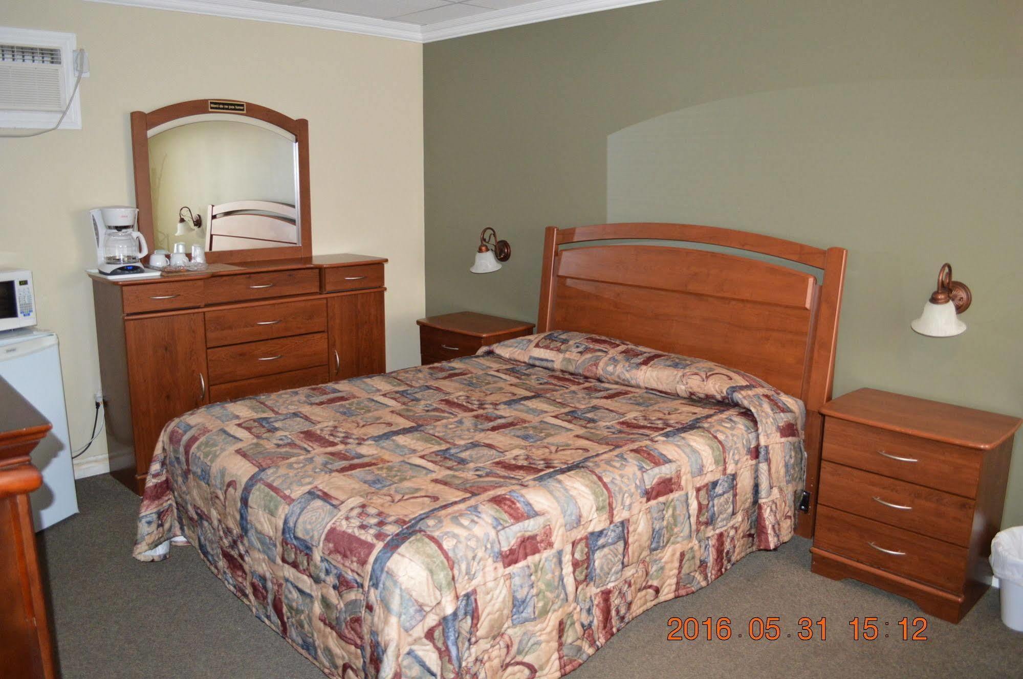 Motel-Auberge Helene 维多利亚维尔 外观 照片